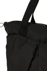 Bolso tipo shopper de nylon color negro, con diseño amplio y liviano. Cuenta con asas reforzadas, cierre superior y bolsillos frontales con frunces y cierre, ofreciendo gran capacidad y organización.