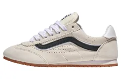 Championes Vans modelo Super Low Pro de perfil bajo, confeccionados en ante y material sintético color beige con la icónica banda lateral Sidestripe en negro. Presentan detalles perforados en los laterales, cierre de cordones blancos y suela de caucho con diseño Waffle.