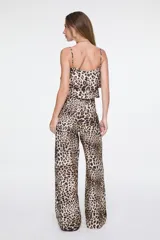 Pantalón de tiro alto con diseño amplio y fluido, con estampado animal print de leopardo, bolsillos laterales y trabillas para cinto.