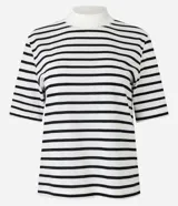 Remera de manga corta con cuello alto, confeccionada en algodón más sostenible con rayas horizontales blancas y negras.