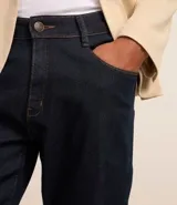 Pantalón de jean slim fit color azul oscuro, con bolsillos delanteros y traseros.