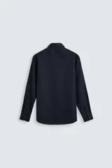 Camisa blanca de manga larga con cuello italiano y cierre frontal de botonadura. Corte regular fit.