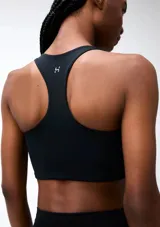 Top deportivo lila de corte cuadrado, con tirantes anchos y espalda deportiva.