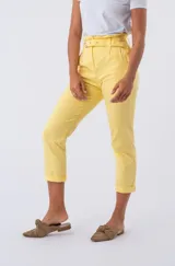 Pantalón capri amarillo con cinturón con hebilla forrada.