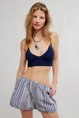 Bralette de encaje negro con copas triangulares, escote festoneado, tirantes finos regulables y banda inferior elastizada.