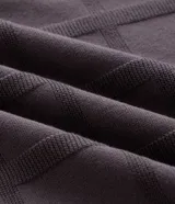 Suéter masculino de punto con textura cuadrillé, cuello redondo y mangas largas con puños acanalados.