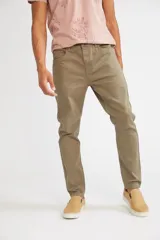 Pantalón de gabardina para hombre, de corte regular, con cierre y botón, cinco bolsillos y pasacinto.