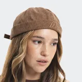 Gorro tipo beanie de pana color marrón, con diseño de estilo pescador, ajuste posterior y logo bordado en el frente.
