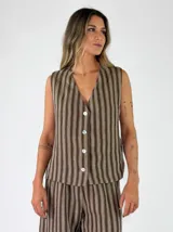 Chaleco sin mangas con escote en V y cierre frontal de botones claros, con diseño de rayas verticales en tonos beige y marrón.