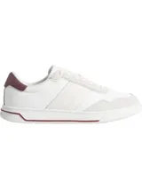 Zapatillas urbanas Calvin Klein blancas con detalles en gamuza gris y contrafuerte en cuero bordó.