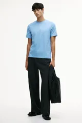 Remera de punto de algodón liviano, color celeste, con cuello redondo ribeteado y bajo recto. Corte estándar.