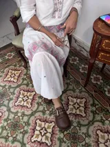 Zueco marrón de cuero con hebilla metálica ajustable, plantilla de cuero y suela de goma.