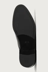 Zapato de vestir tipo derby en color negro, con diseño de parte superior lisa, horma redonda y suela con ligero tacón.