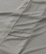 Remera deportiva de manga corta y cuello redondo, color celeste, con tecnología dry y detalles reflectantes en los hombros.
