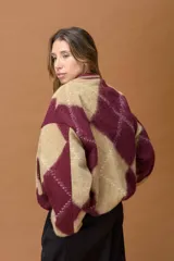 Campera estilo bomber con diseño de rombos en tonos bordó y beige. Presenta una textura suave y aterciopelada, cierre frontal completo y un calce cómodo y holgado.