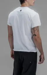 Remera de calce slim, confeccionada en jersey de algodón, con cuello redondo y mangas cortas con terminación en rib.