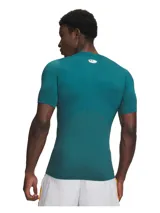 Remera de compresión Under Armour de manga corta, confeccionada en tejido HeatGear ultraligero que absorbe el sudor y se seca rápidamente. Presenta un diseño ergonómico con costuras estratégicas para mayor durabilidad, paneles de malla en axilas y espalda para ventilación y mangas raglán híbridas para mayor libertad de movimiento.