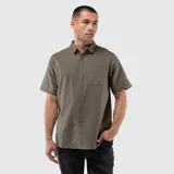 Camisa de manga corta color verde oliva, con cuello clásico, cierre frontal de botones y bolsillo en el pecho.