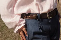 Pantalón jean azul oscuro de corte mom, confeccionado en 100% algodón, con pretinas en la cintura para un mejor ajuste.