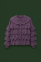 Saco tejido de punto color rojo, con diseño de capas escalonadas con bordes festoneados en el cuerpo y las mangas. Presenta cierre frontal con botones al tono y cuello redondo.