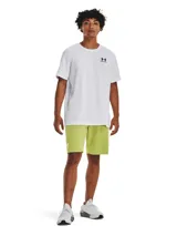 Remera blanca de corte clásico con logo Under Armour estampado en el pecho.