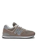 Championes urbanos New Balance modelo 574, color gris con detalles en blanco, confeccionados en gamuza y malla, con el clásico logo "N" en los laterales y entresuela ENCAP.