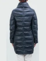 Campera larga de nylon color azul marino, con relleno de plumas, cuello alto y cierre con botones a presión.