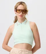 Top deportivo Get Over de microfibra seamless con textura acanalada, color verde menta, cuello polo con cierre frontal y detalles de líneas finas en el cuello.