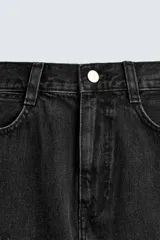 Bermuda de corte relajado en denim de algodón color beige, estilo cargo, con cinco bolsillos y bolsillos plastrón con solapa en las perneras.