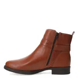 Botas cortas de cuero color marrón, con diseño de textura tipo reptil en el talón y detalle de correa con hebilla metálica dorada en el lateral.