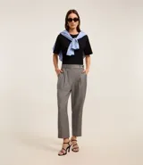 Pantalón de vestir gris con finas rayas verticales, de corte carrot, tiro alto y cierre frontal con botón.