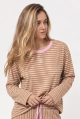 Pijama set de dos piezas compuesto por una remera de manga larga a rayas horizontales con cuello redondo celeste, y un pantalón largo de corte holgado a rayas verticales con cordón de ajuste en la cintura.