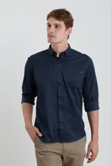 Camisa azul marino de manga larga con cuello abotonado y bolsillo en el pecho.