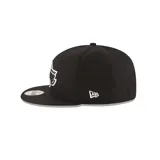 Gorra New Era negra con logo bordado de Los Angeles Lakers en blanco.