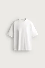 Camiseta relaxed fit de algodón con efecto lavado, cuello redondo y mangas cortas.