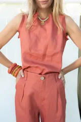 Pantalón de lino de corte sastrero, de pierna recta con pinzas y tiro medio.