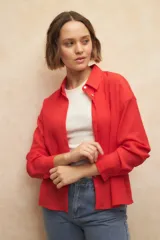 Camisa blanca de manga larga confeccionada en tela texturizada con botones de nácar.