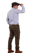 Pantalón cargo color beige, de corte chupín, con bolsillos laterales y traseros con solapa. Confeccionado en algodón con spandex.