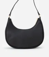 Cartera baguette de cuero sintético marrón, con cierre de cremallera, asa ajustable y detalles metálicos en tono dorado claro.