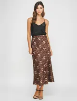 Falda midi de satén con estampado animal print en tonos marrones y negros. Corte al bies que cae ajustado en la cadera y se abre ligeramente hacia el ruedo.