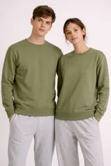 Buzo deportivo de corte clásico y escote redondo, confeccionado en tejido de algodón y poliéster. Presenta puños y ruedo acanalados, con un diseño minimalista y versátil.