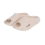 Sandalias tipo slipper cerradas en la parte delantera con abertura en la punta, color negro con plantilla color beige claro. Presentan un diseño ergonómico con textura acanalada en la parte superior y suela con relieve.