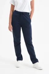 Pantalón deportivo de corte recto en color azul marino, con cintura elástica y cordón ajustable.