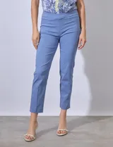 Pantalón de vestir verde esmeralda, de corte recto, con bolsillos laterales y traseros.