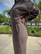 Pantalón de punto de corte recto y tiro alto, con cintura elástica y textura acanalada.