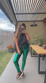 Calza larga de lycra azul metalizada, tiro alto y corte ajustado.