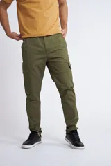 Pantalón cargo de corte slim, color verde militar, con cierre y botón frontal, bolsillos laterales tipo cargo y sin puños en los tobillos.