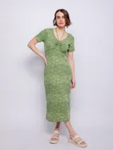 Vestido midi verde con textura jaspeada, escote en V con detalle fruncido y mangas cortas.