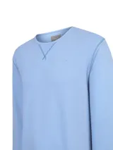 Buzo de algodón orgánico color celeste, con diseño clásico de cuello redondo, mangas largas y terminaciones en rib en cuello, puños y pretina. Presenta costuras decorativas en V en el escote y un pequeño logo bordado en el pecho.