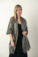 Chal de tejido ligero con acabado brillante en tono plateado y terminación de flecos en los extremos.